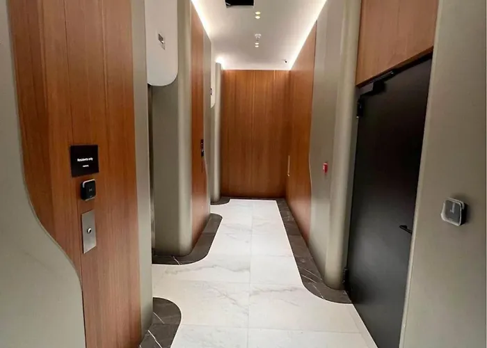 Mercury Tower With Pool Access *