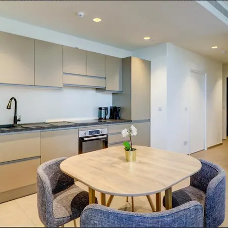 Mercury Tower With Pool Access Apartament