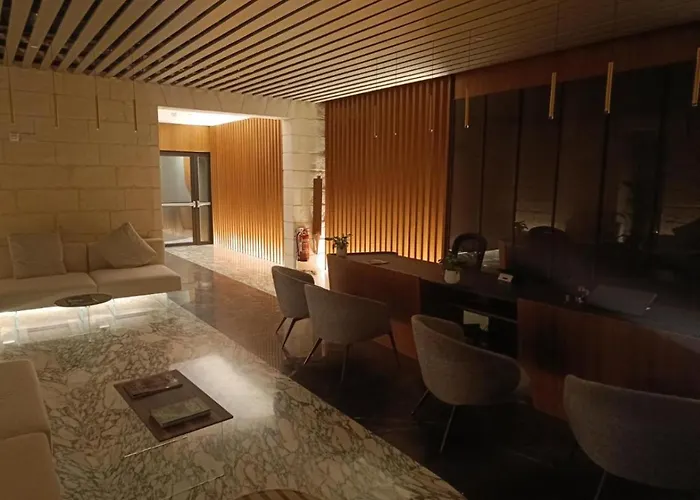 Mercury Tower With Pool Access