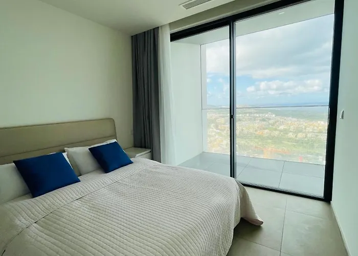 Mercury Tower With Pool Access *