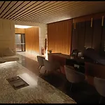 Mercury Tower With Pool Access