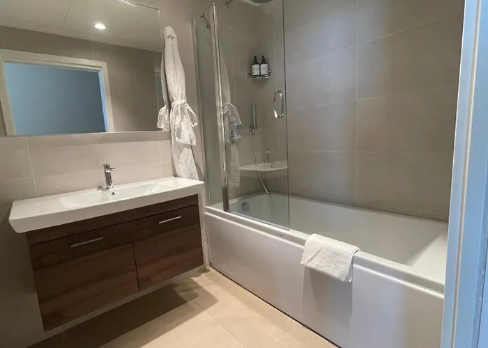 Mercury Tower With Pool Access 아파트